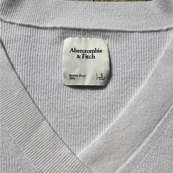 Abercrombie & Fitch Classic White Knit Vneck Cropped Sweater - Picture 2 of 4